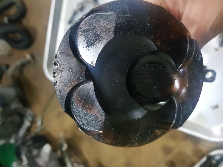 피스톤이 노킹 맞게 되면...